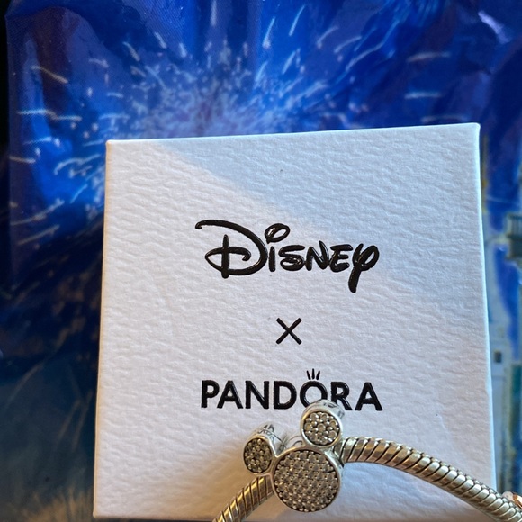 Pandora  x Disney Mickey Charm - Picture 7 of 9